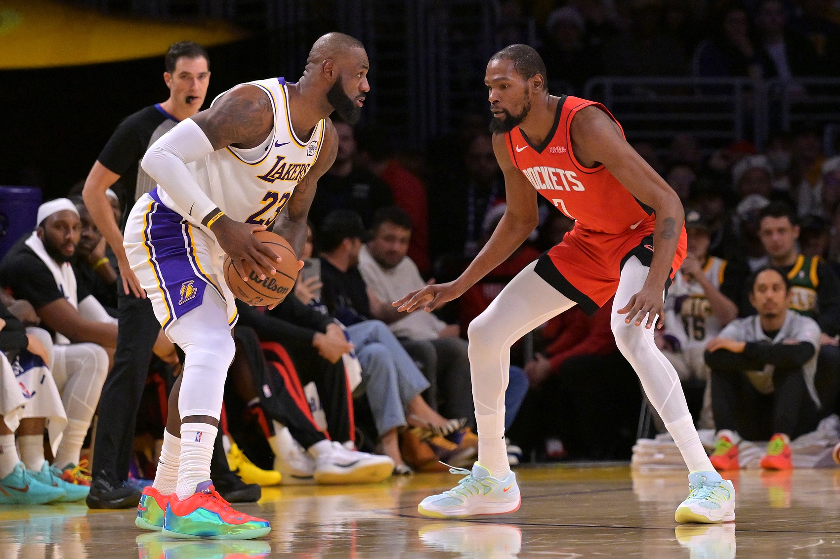 斗球体育app下载-👑勒邦·占士遇上雷霸龙!NBA译名迷宫:同一球星 三种叫法~