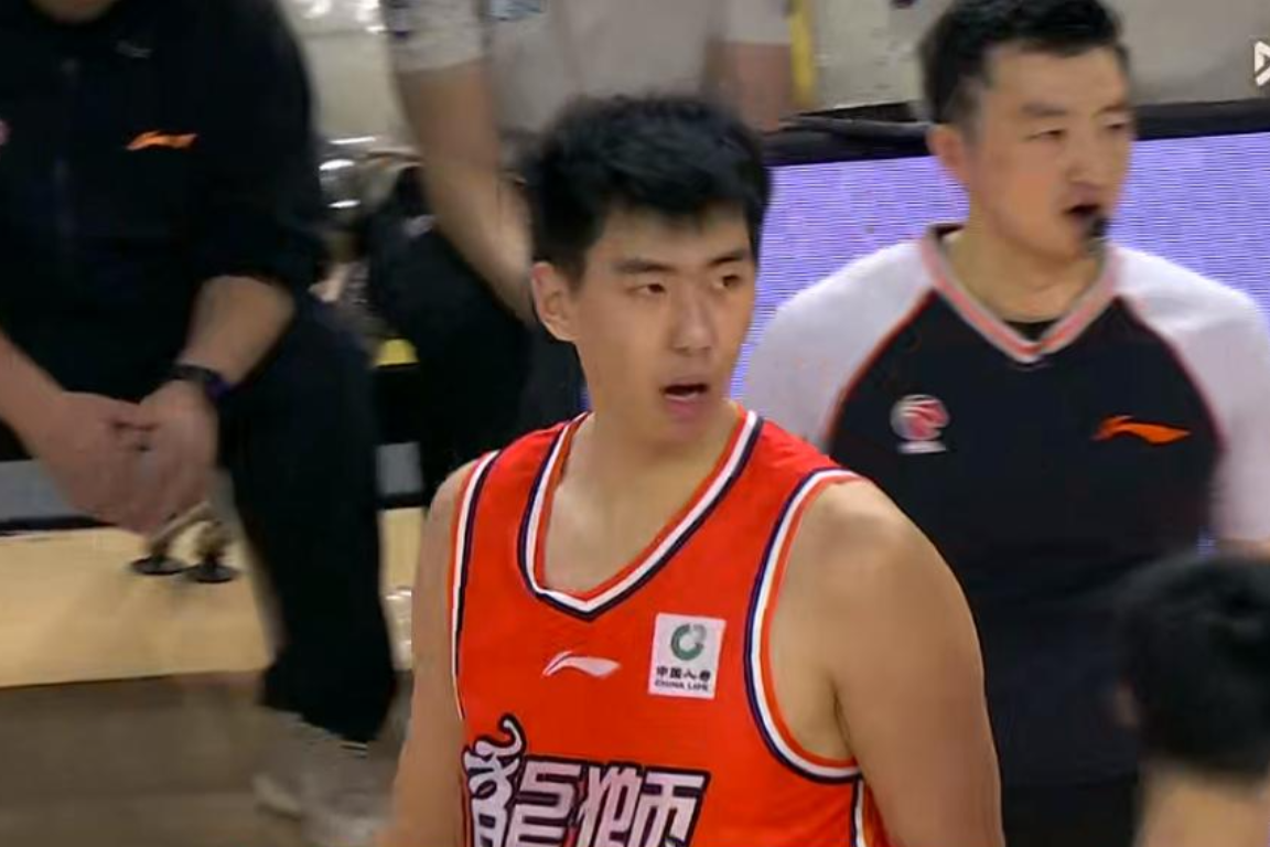斗球体育-杜锋给广东队球员开动员会！