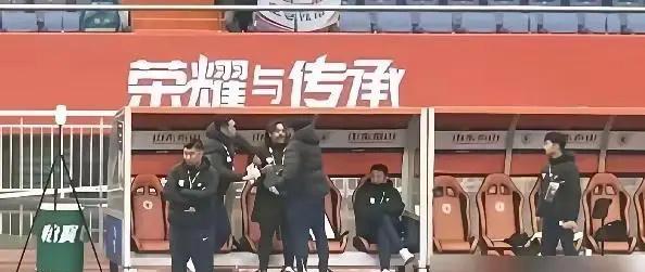 斗球体育登录入口-泰山德比惨败!媒体人热议:韩鹏只是替罪羊,管理层球员混日子