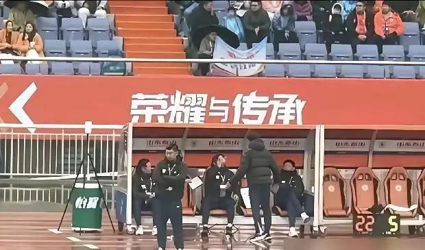 斗球体育登录入口-泰山德比惨败!媒体人热议:韩鹏只是替罪羊,管理层球员混日子